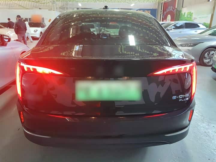 Фото 6 - Hongqi E-QM5