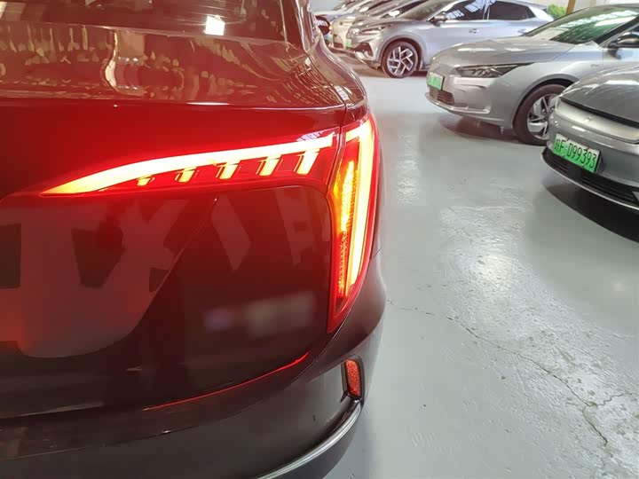 Фото 8 - Hongqi E-QM5