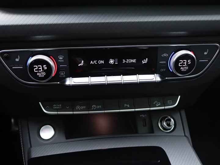 Фото 18 - Audi Q5L