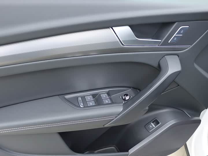 Фото 8 - Audi Q5L