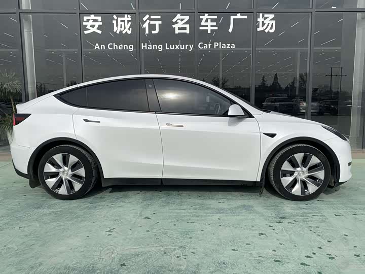 Фото 4 - Tesla Model Y