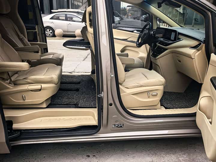 Фото 9 - Buick GL8 ES