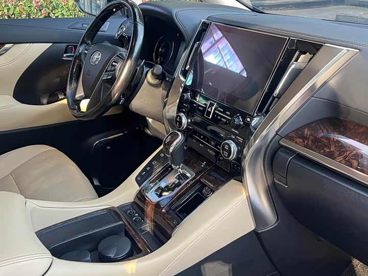 Фото 9 - Toyota Alphard