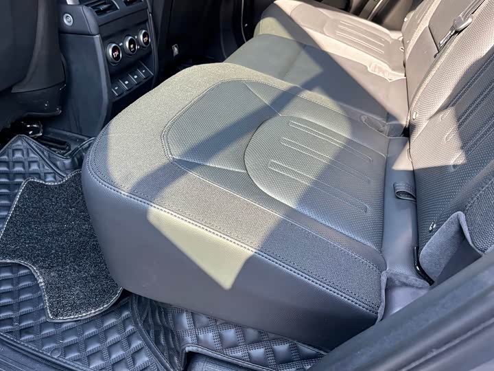 Фото 18 - Land Rover Defender