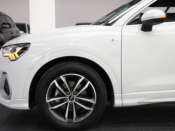 Фото 8 - Audi Q3