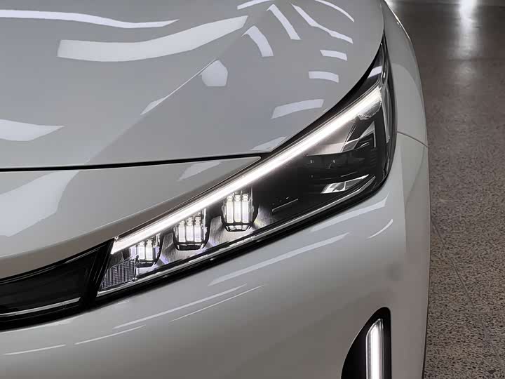 Фото 10 - Roewe D5X DMH