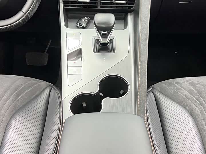 Фото 18 - Roewe D5X DMH