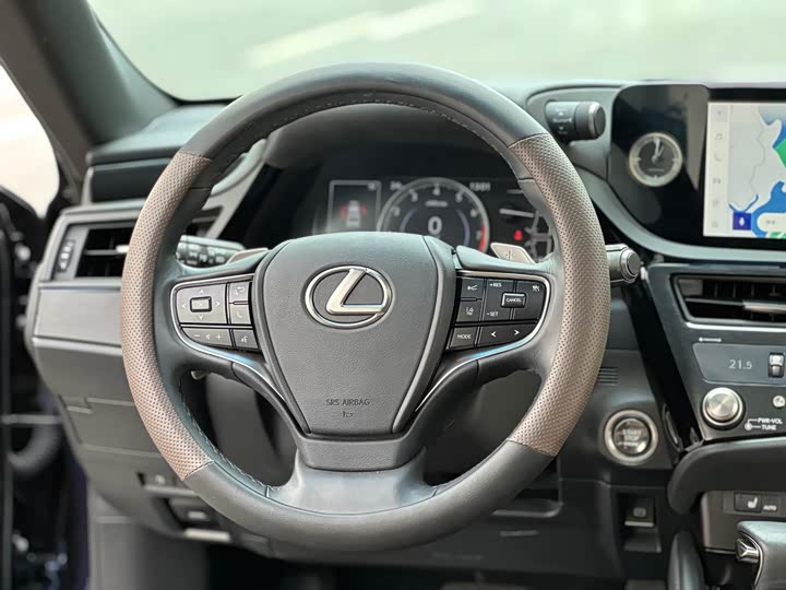 Фото 11 - Lexus ES