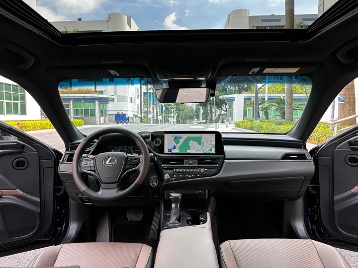 Фото 12 - Lexus ES