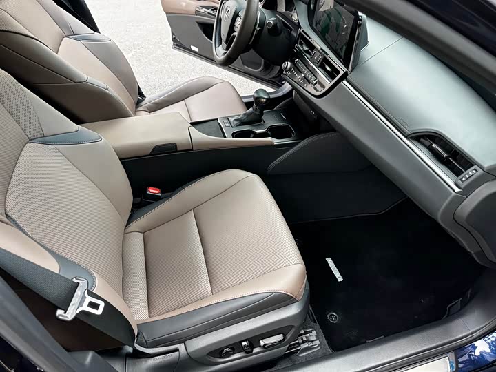 Фото 14 - Lexus ES