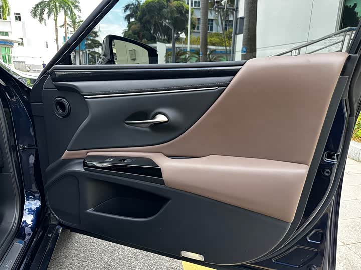 Фото 15 - Lexus ES