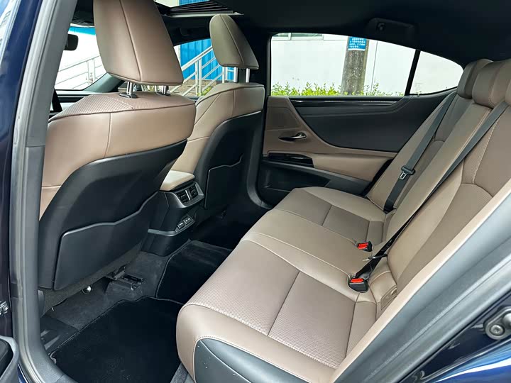 Фото 16 - Lexus ES