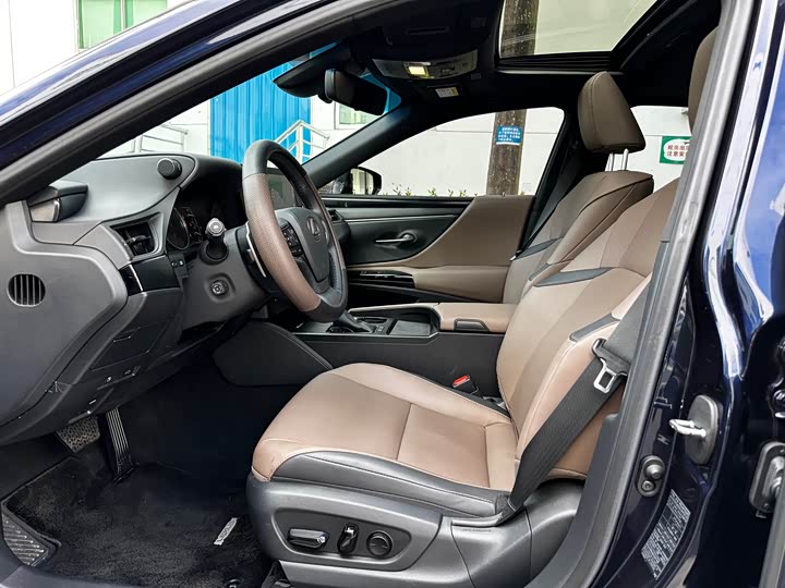 Фото 17 - Lexus ES