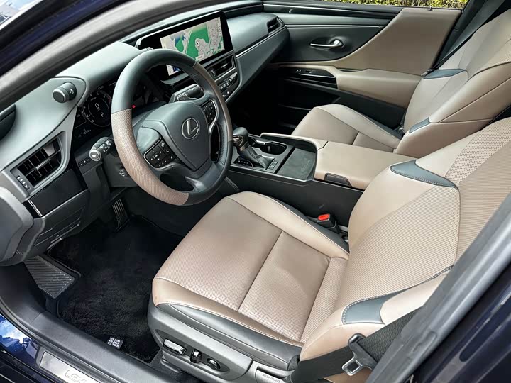 Фото 18 - Lexus ES