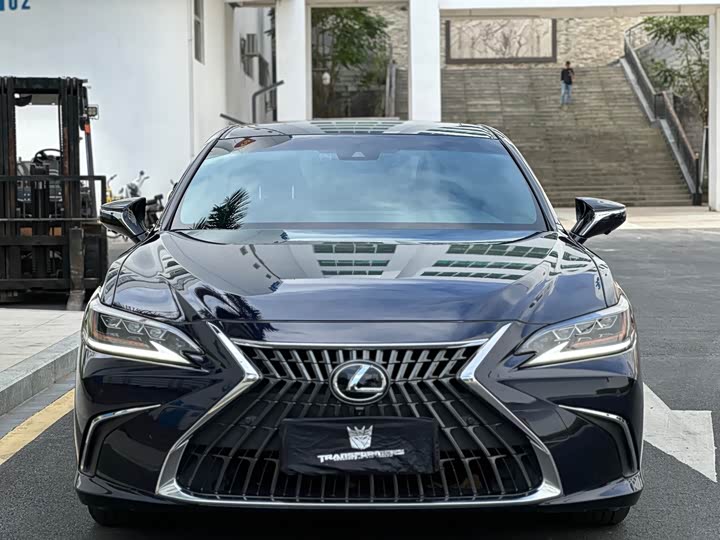 Фото 2 - Lexus ES