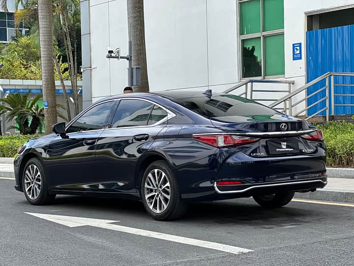Фото 5 - Lexus ES