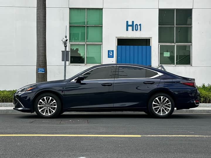 Фото 7 - Lexus ES