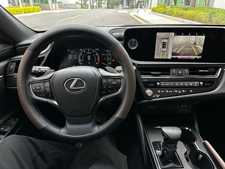 Фото 9 - Lexus ES