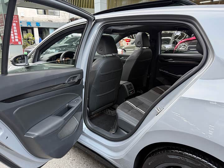 Фото 13 - Volkswagen Golf