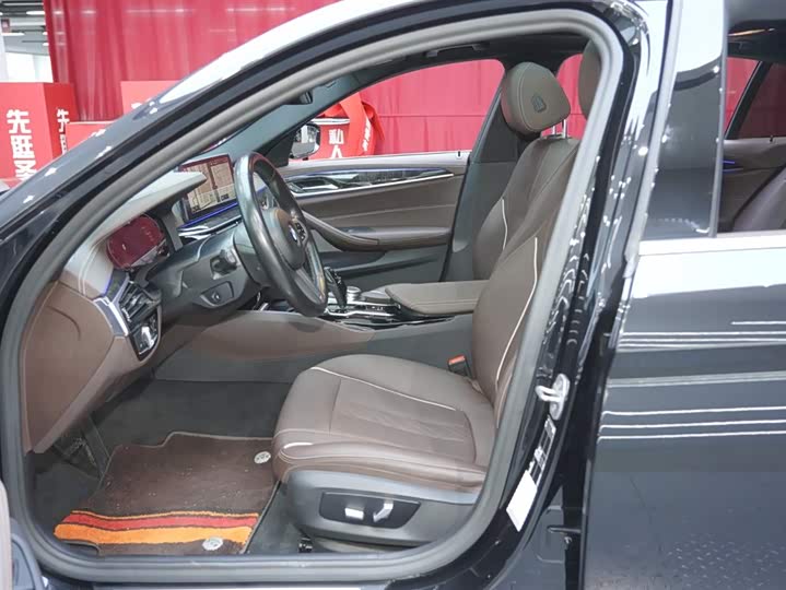 Фото 13 - BMW 5 Series