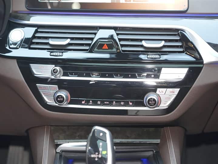 Фото 17 - BMW 5 Series