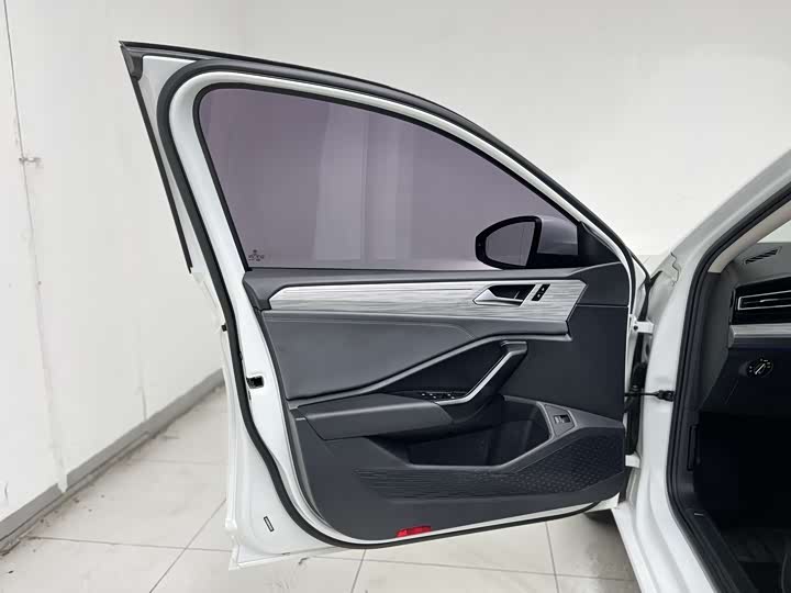 Фото 10 - Volkswagen Sagitar L