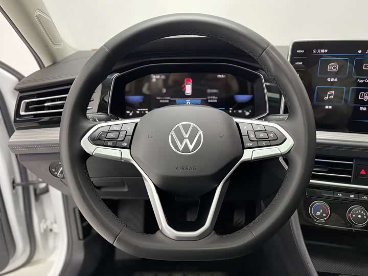 Фото 24 - Volkswagen Sagitar L