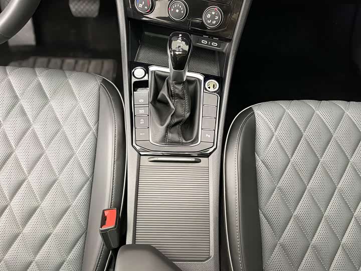 Фото 29 - Volkswagen Sagitar L