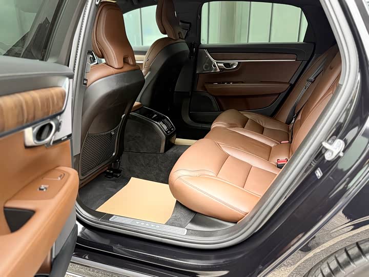 Фото 9 - Volvo S90