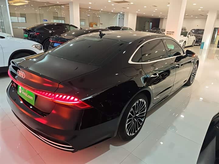 Фото 7 - Audi A7L