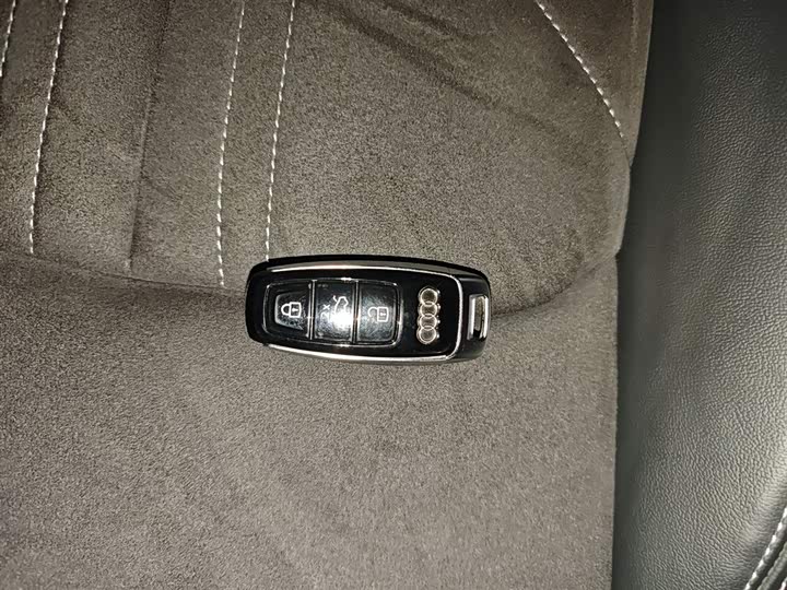 Фото 9 - Audi A7L