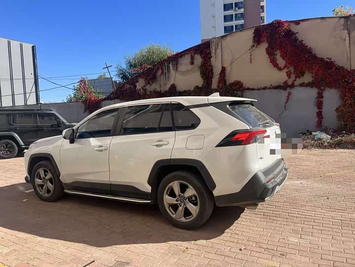 Фото 2 - Toyota RAV4