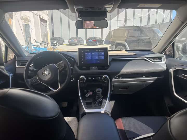 Фото 3 - Toyota RAV4