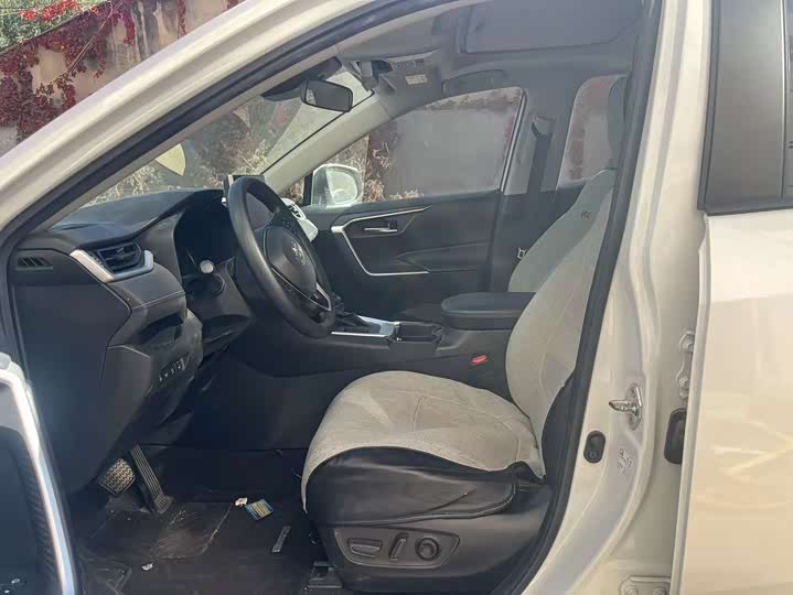 Фото 4 - Toyota RAV4