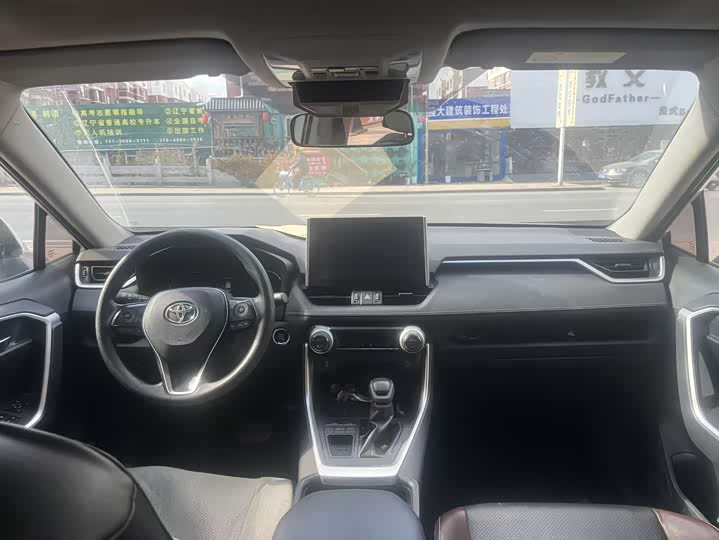 Фото 6 - Toyota RAV4