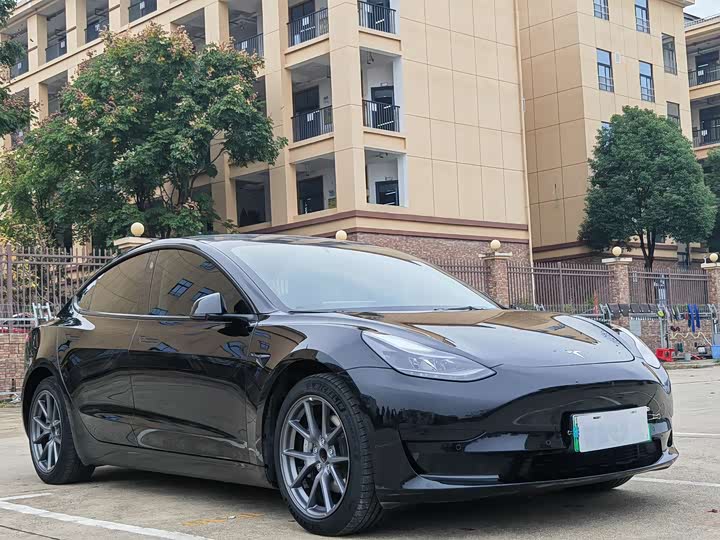 Фото 3 - Tesla Model 3