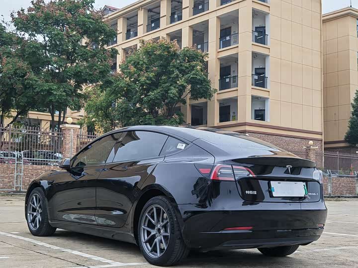 Фото 4 - Tesla Model 3