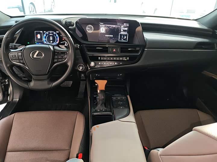 Фото 10 - Lexus ES