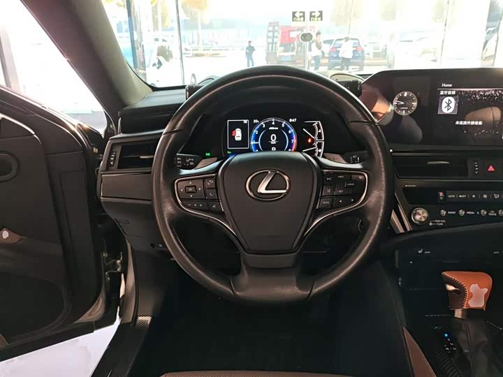 Фото 11 - Lexus ES