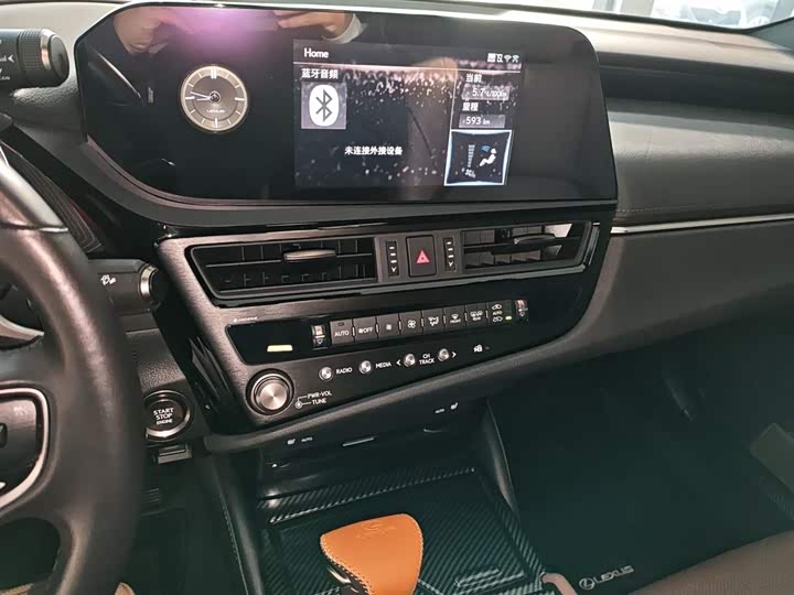 Фото 13 - Lexus ES