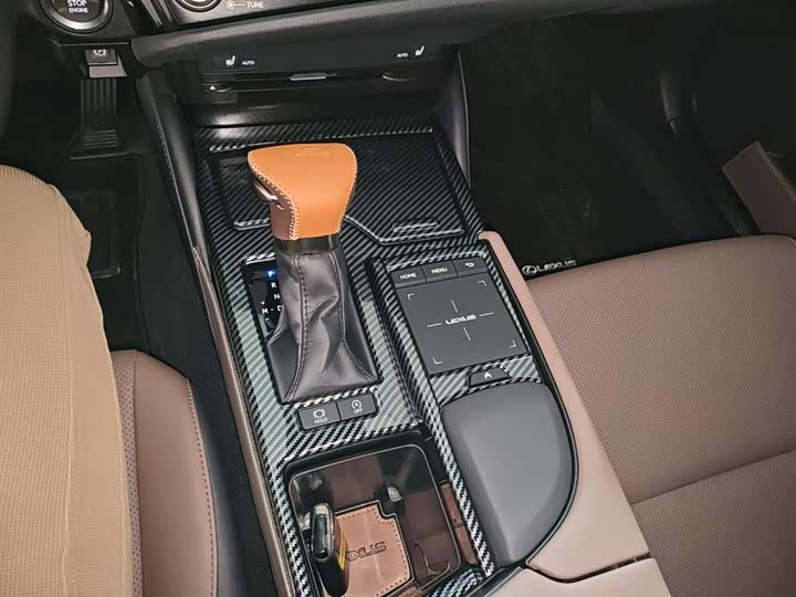 Фото 14 - Lexus ES