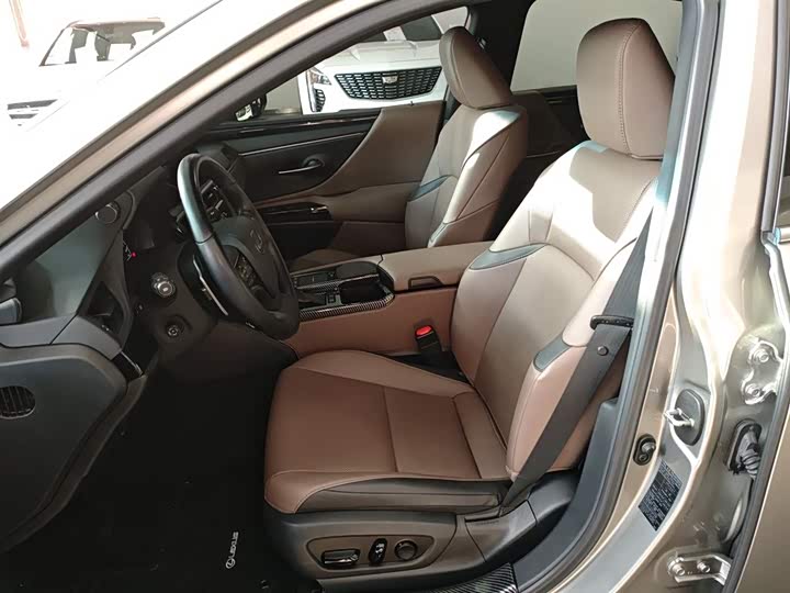 Фото 15 - Lexus ES