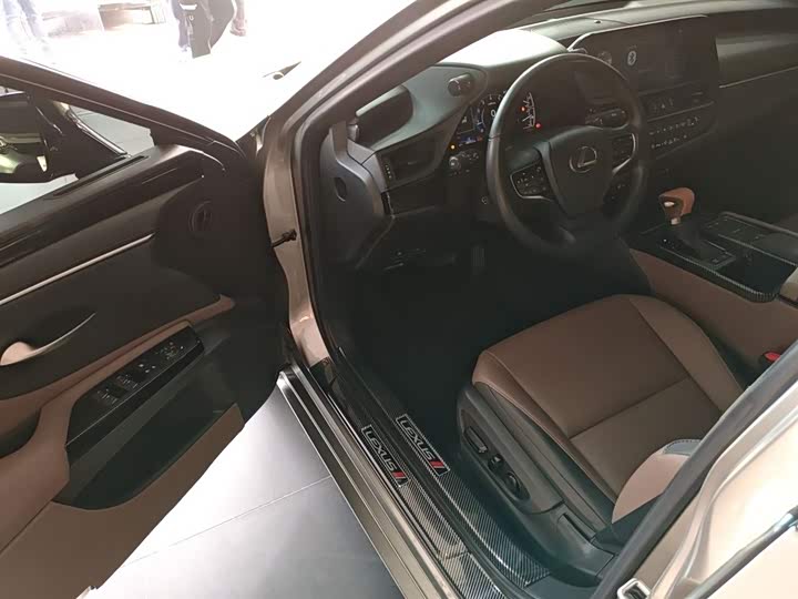 Фото 16 - Lexus ES