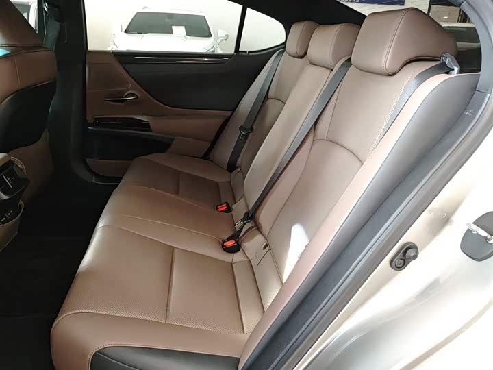 Фото 17 - Lexus ES