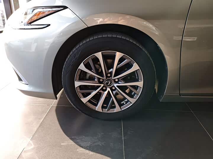 Фото 23 - Lexus ES