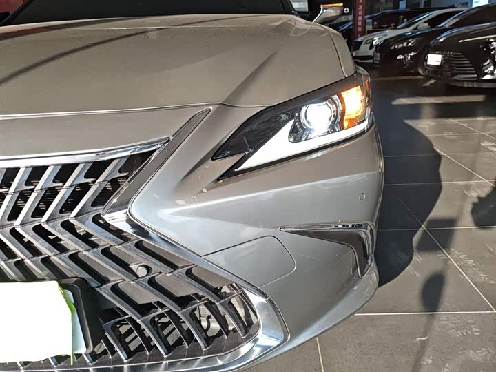 Фото 24 - Lexus ES