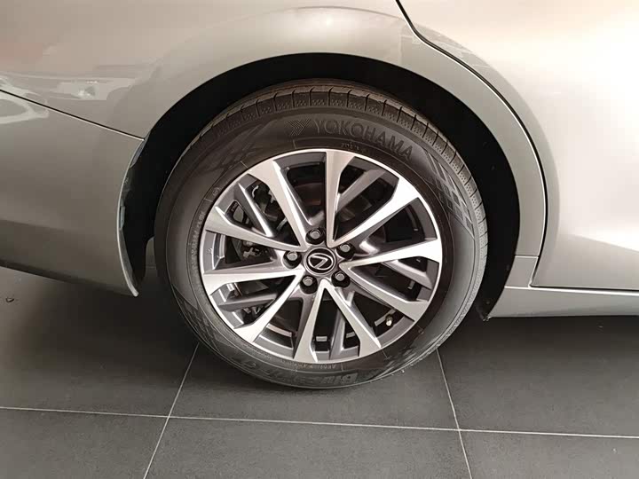 Фото 26 - Lexus ES