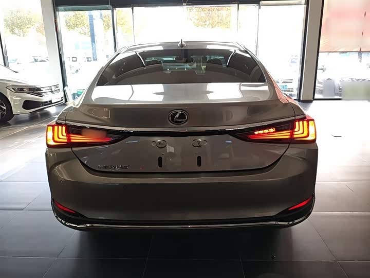 Фото 6 - Lexus ES