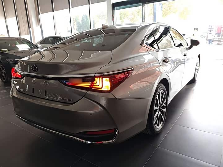 Фото 7 - Lexus ES