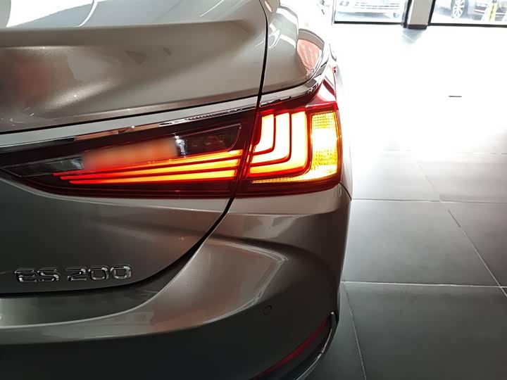 Фото 8 - Lexus ES